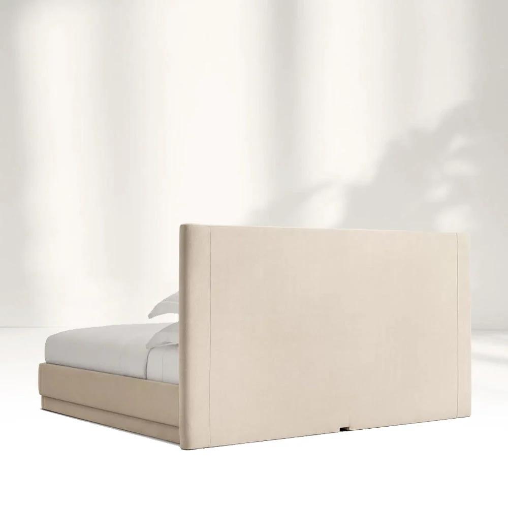 Gerade geschnittenes weiches gepolstertes Doppelbett