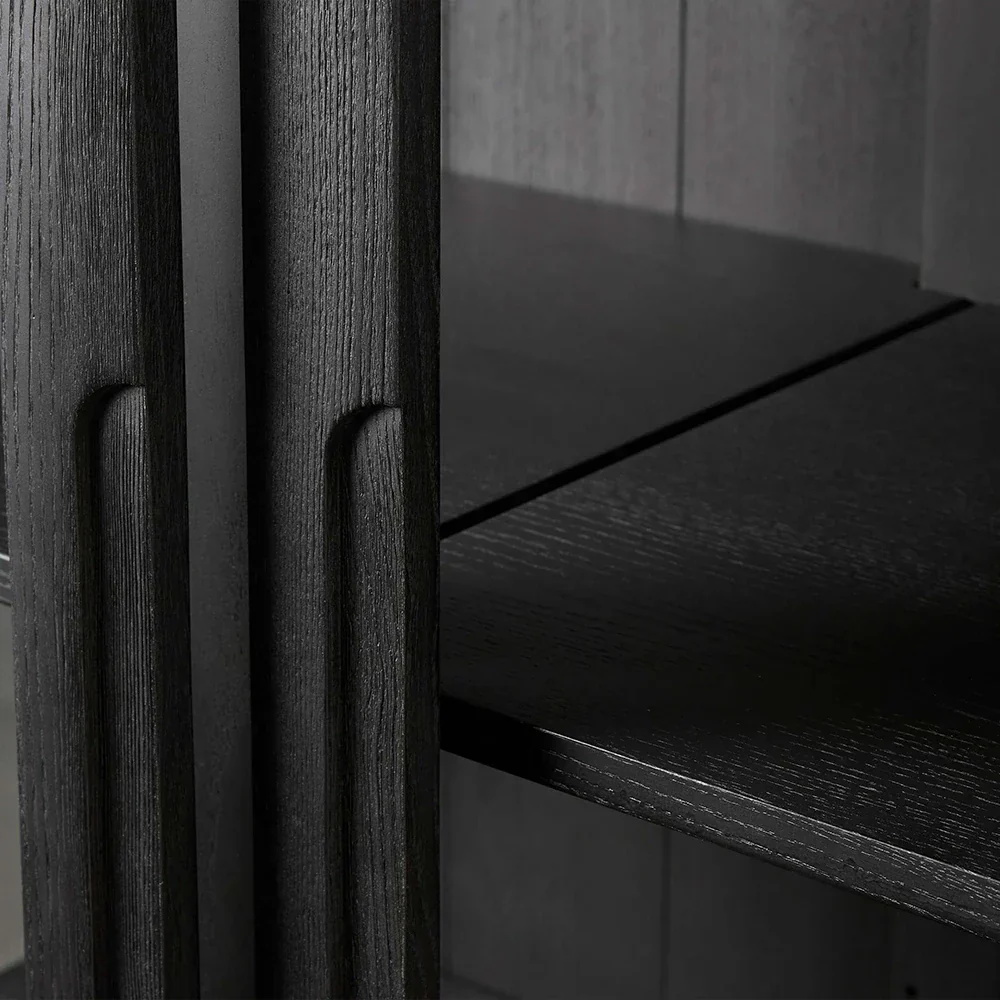 Moderne, minimalistische, rechteckige Vitrine mit zwei Türen