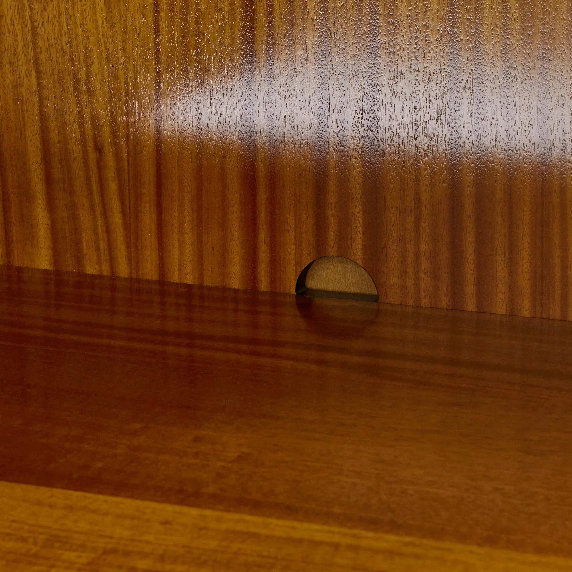 Doppel - Türschwarzer Aufbewahrungsschrank mit Schublade