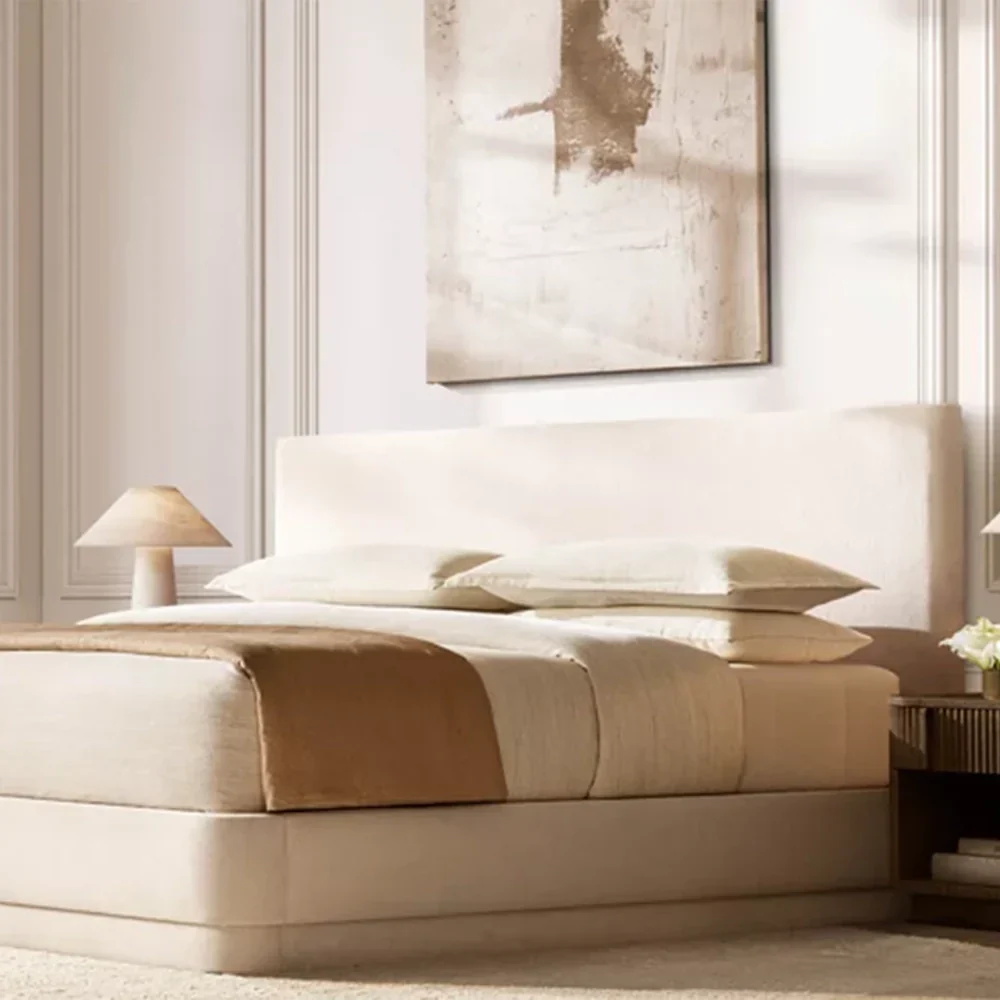 Gerade geschnittenes weiches gepolstertes Doppelbett
