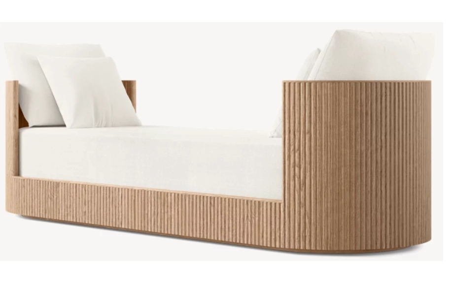 Französische Wohnzimmerschemel am Ende des Bettes