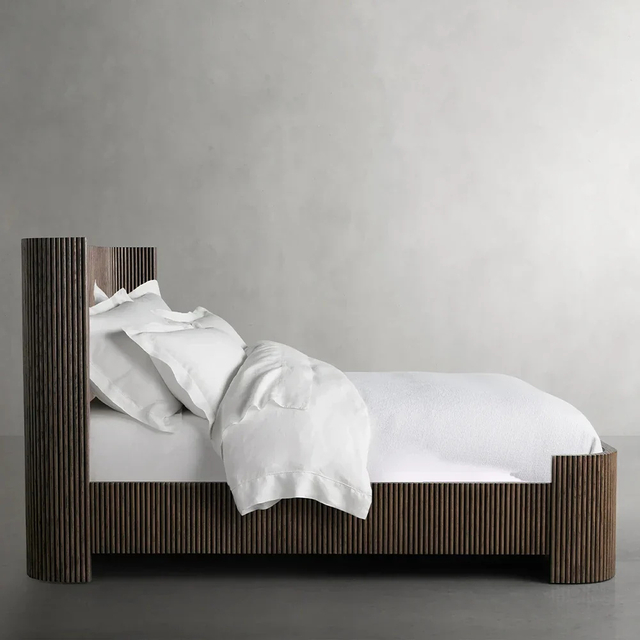 Finnley rillte das Ebenholzbett 