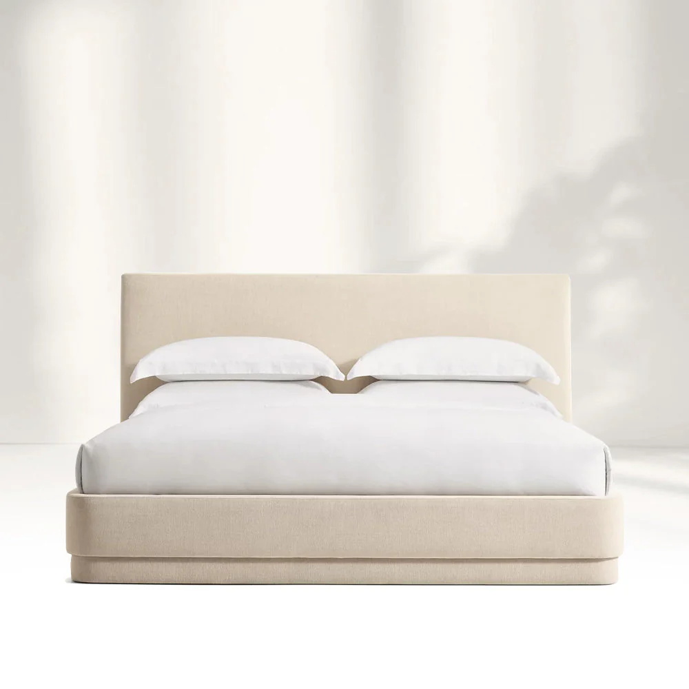 Gerade geschnittenes weiches gepolstertes Doppelbett