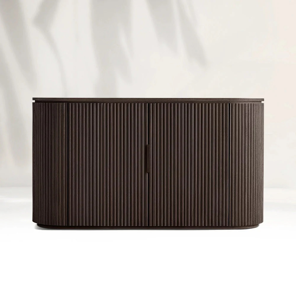 Eichen -Seitenschrank im Wohnzimmer