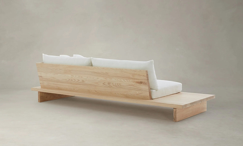 Das massive Holzsofa ist eine zeitlose und luxuri&ouml;se Erg&auml;nzung f&uuml;r jedes Wohnzimmer. Dieses Sofa wird aus hochwertigem Massivholz gefertigt und kombiniert Haltbarkeit, Komfort und Stil, um einen Schwerpunkt in Ihrem Wohnraum zu schaffen. 