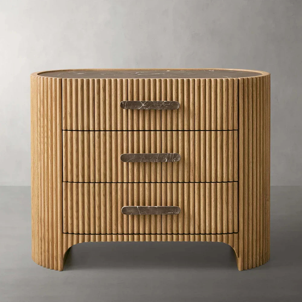 Ein stilvoller Marmor -Nachttisch mit Retro gerippter Muster