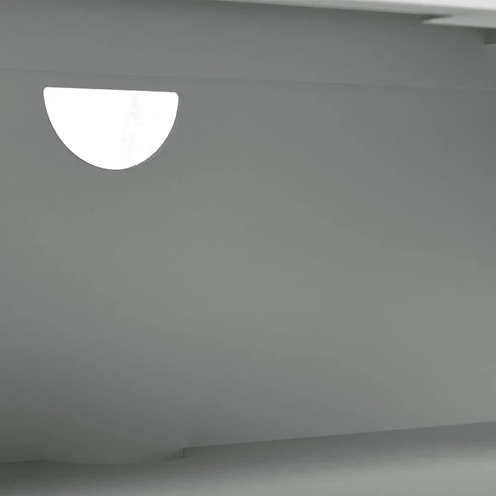 Modulare Medienkonsole mit doppelten Bücherregalen