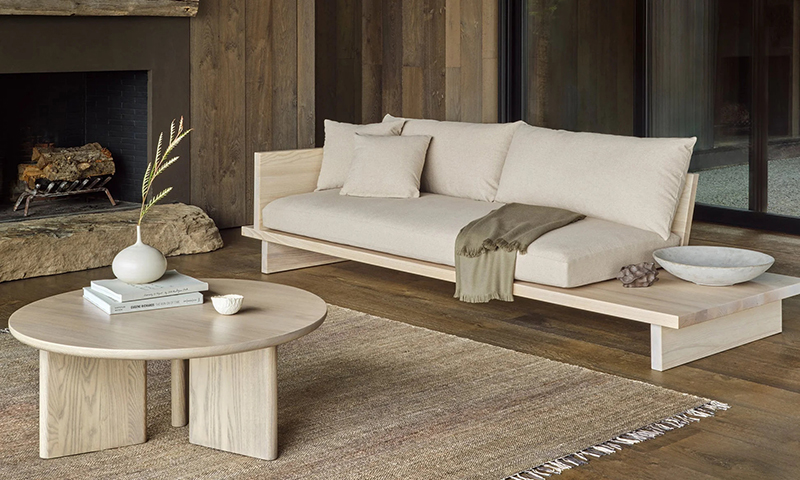 Das massive Holzsofa ist eine zeitlose und luxuri&ouml;se Erg&auml;nzung f&uuml;r jedes Wohnzimmer. Dieses Sofa wird aus hochwertigem Massivholz gefertigt und kombiniert Haltbarkeit, Komfort und Stil, um einen Schwerpunkt in Ihrem Wohnraum zu schaffen. 