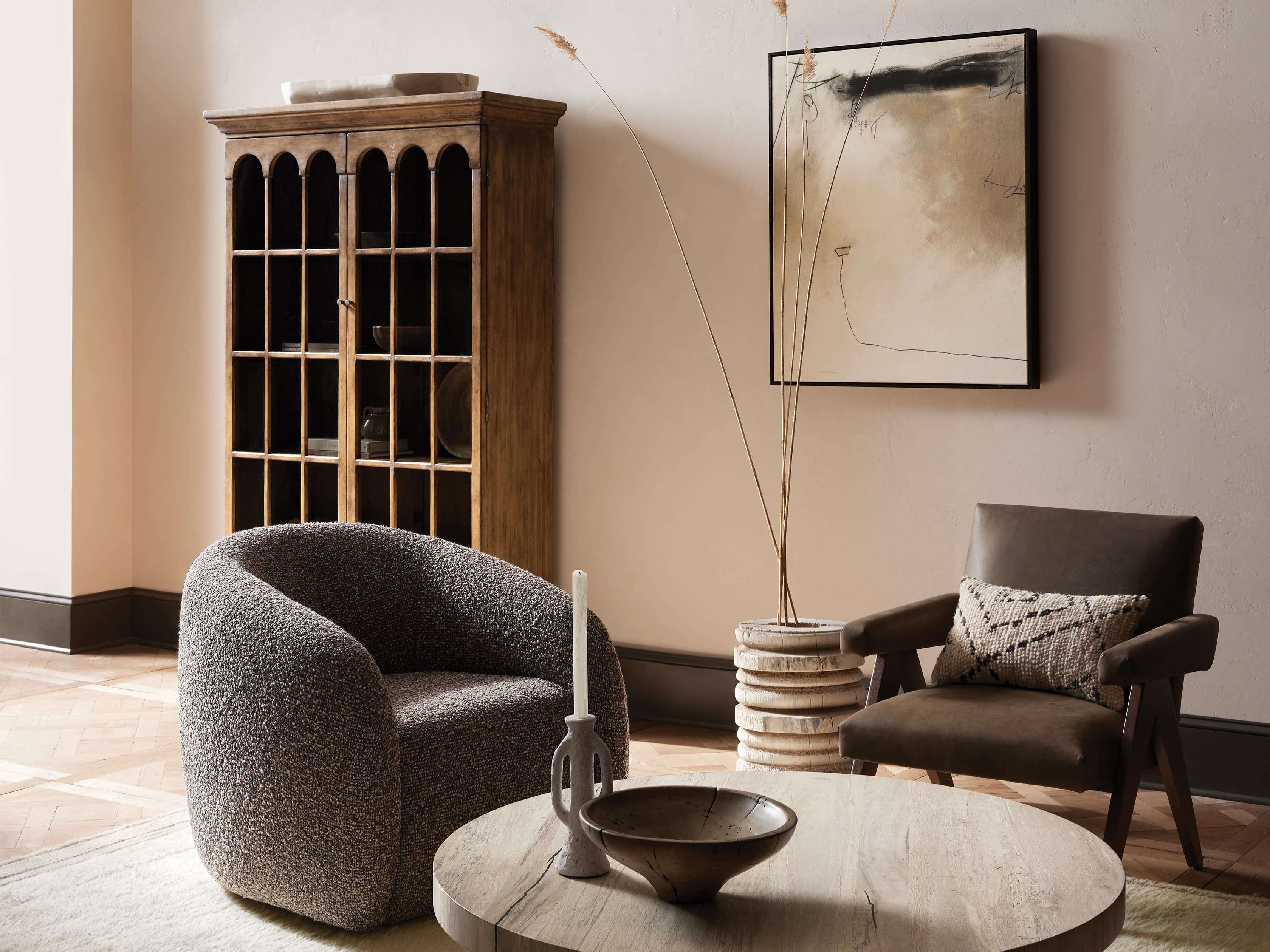 Klassischer Bogenfensterspeicherschrank