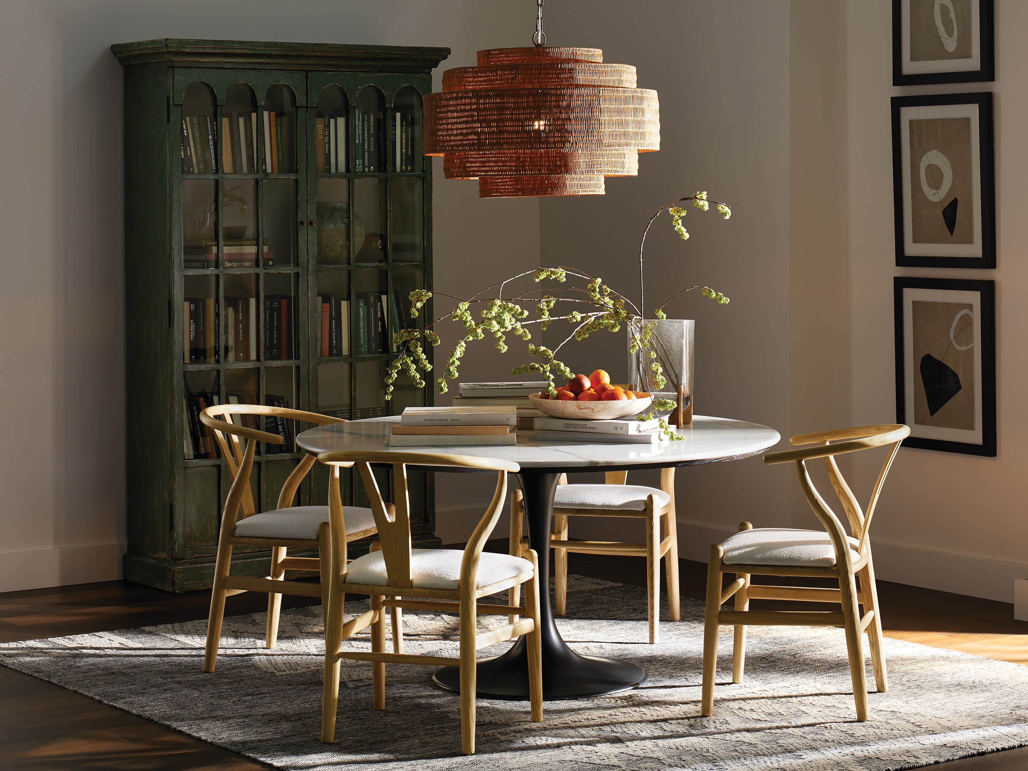 Klassischer Bogenfensterspeicherschrank