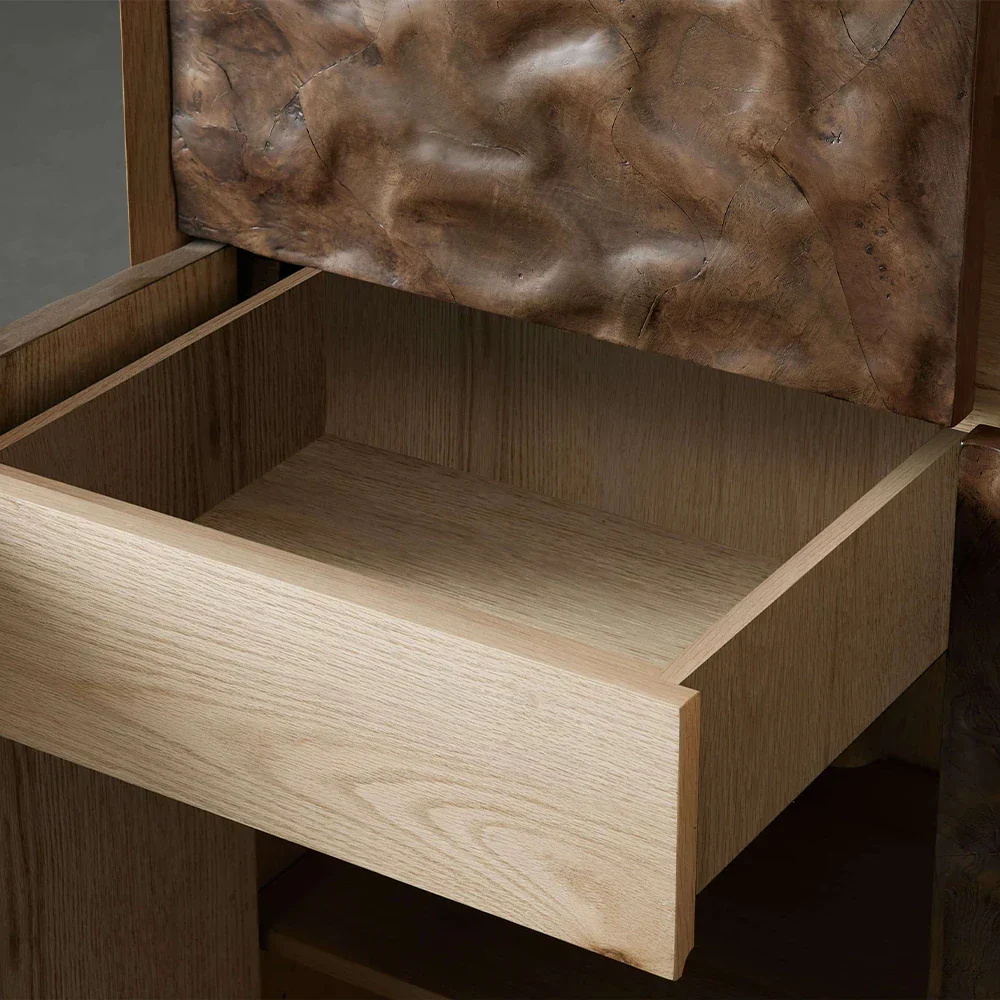 Strukturierter Bronzekabinett