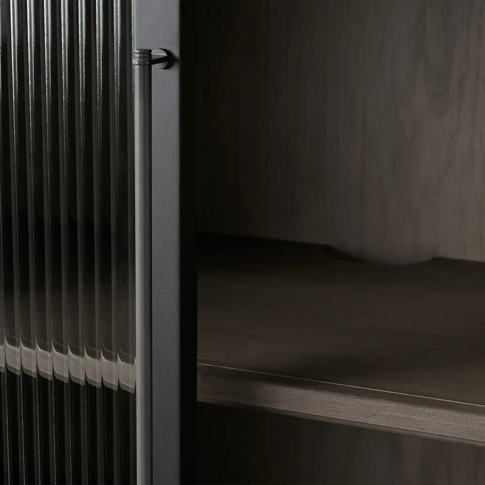 Trennte Glas - T&uuml;r hoher Schrank