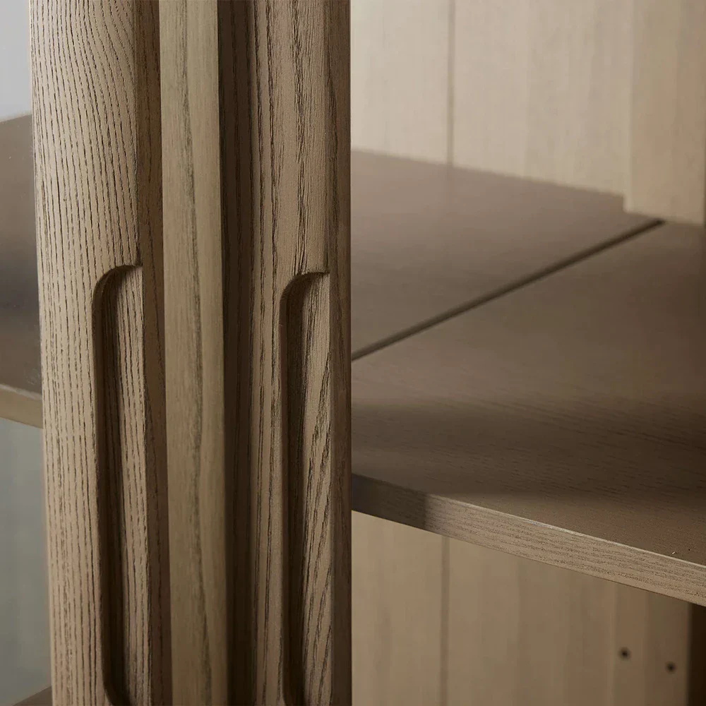 Moderne, minimalistische, rechteckige Vitrine mit zwei Türen