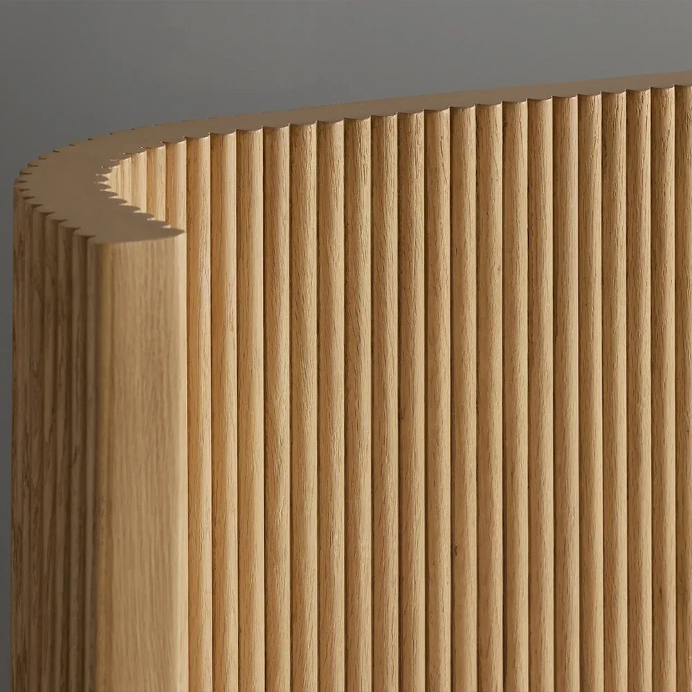 Finnley rillte das Ebenholzbett 