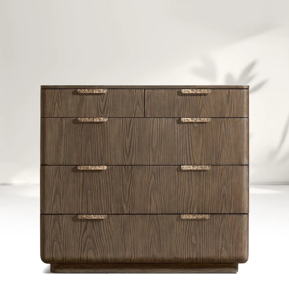 Braune Truhe der Schubladen