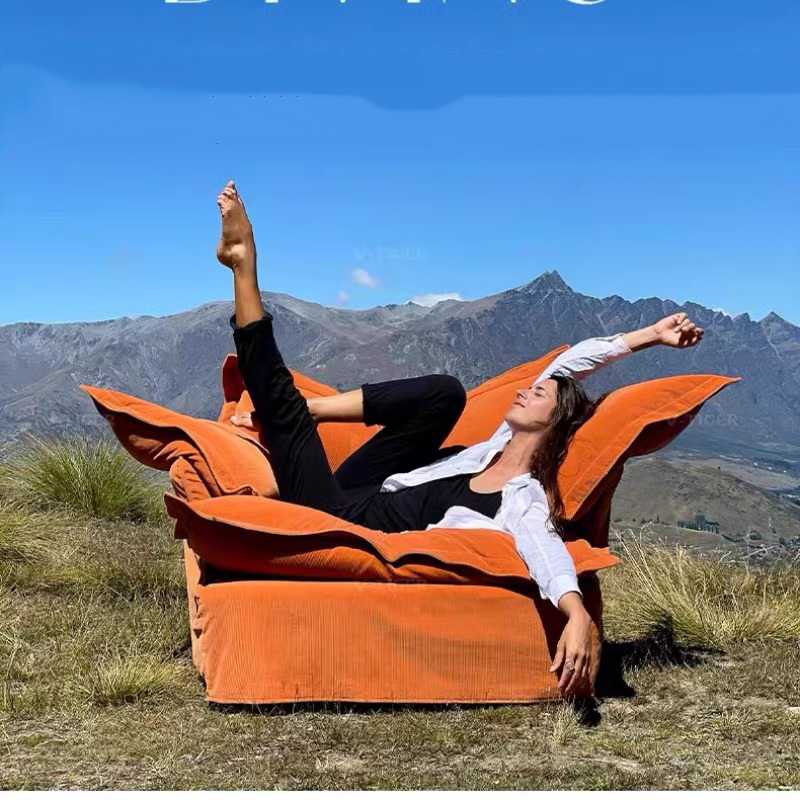 Minimalistischer superweicher Down -Sofa zur Entspannung