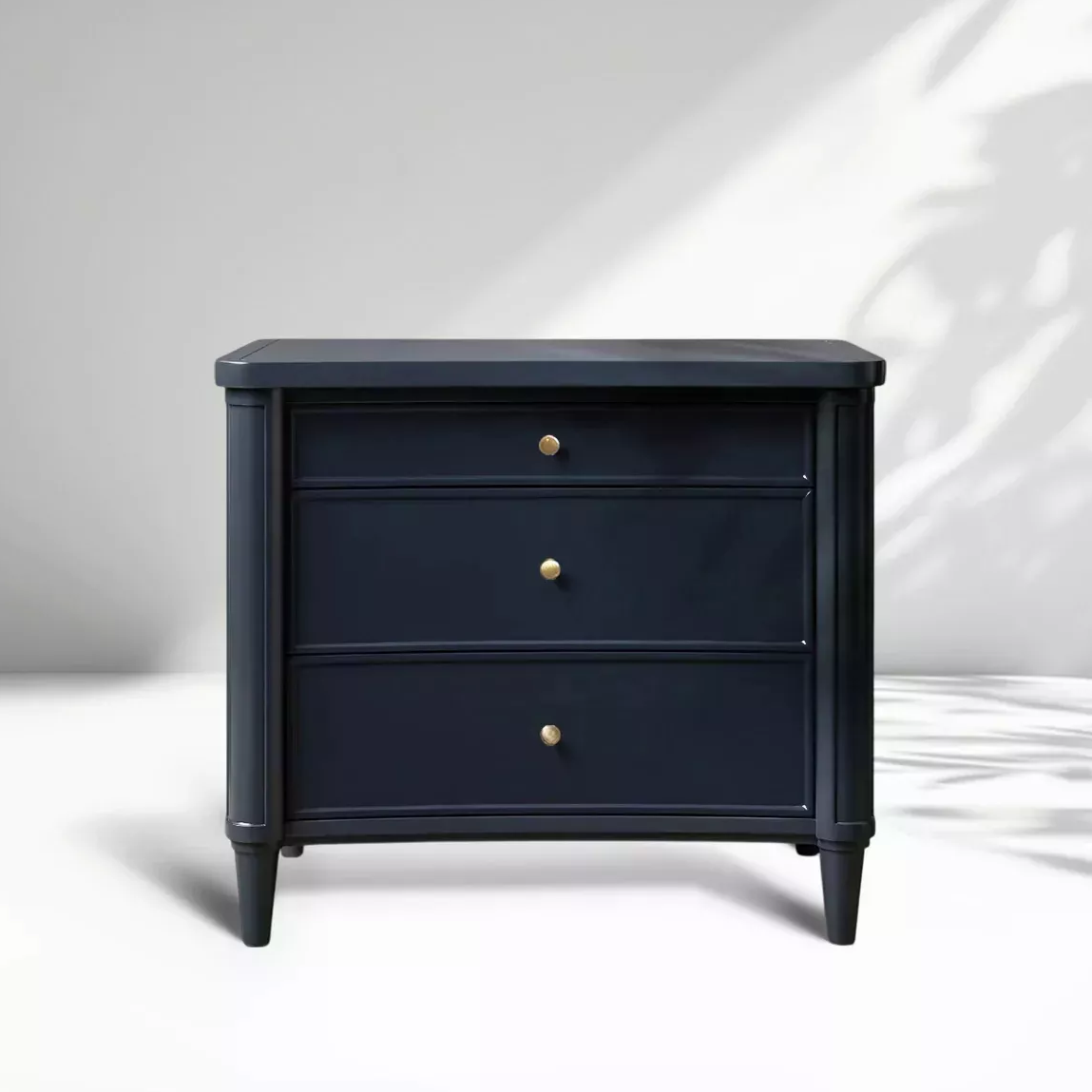 Massivholzdreißig am Nachttisch: Eine Mischung aus amerikanischer Luxus und Raffinesse, die einen neuen Benchmark für die Lagerung der Schlafzimmerlagerung darstellt.