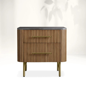 Finnley schloss den Nachttisch