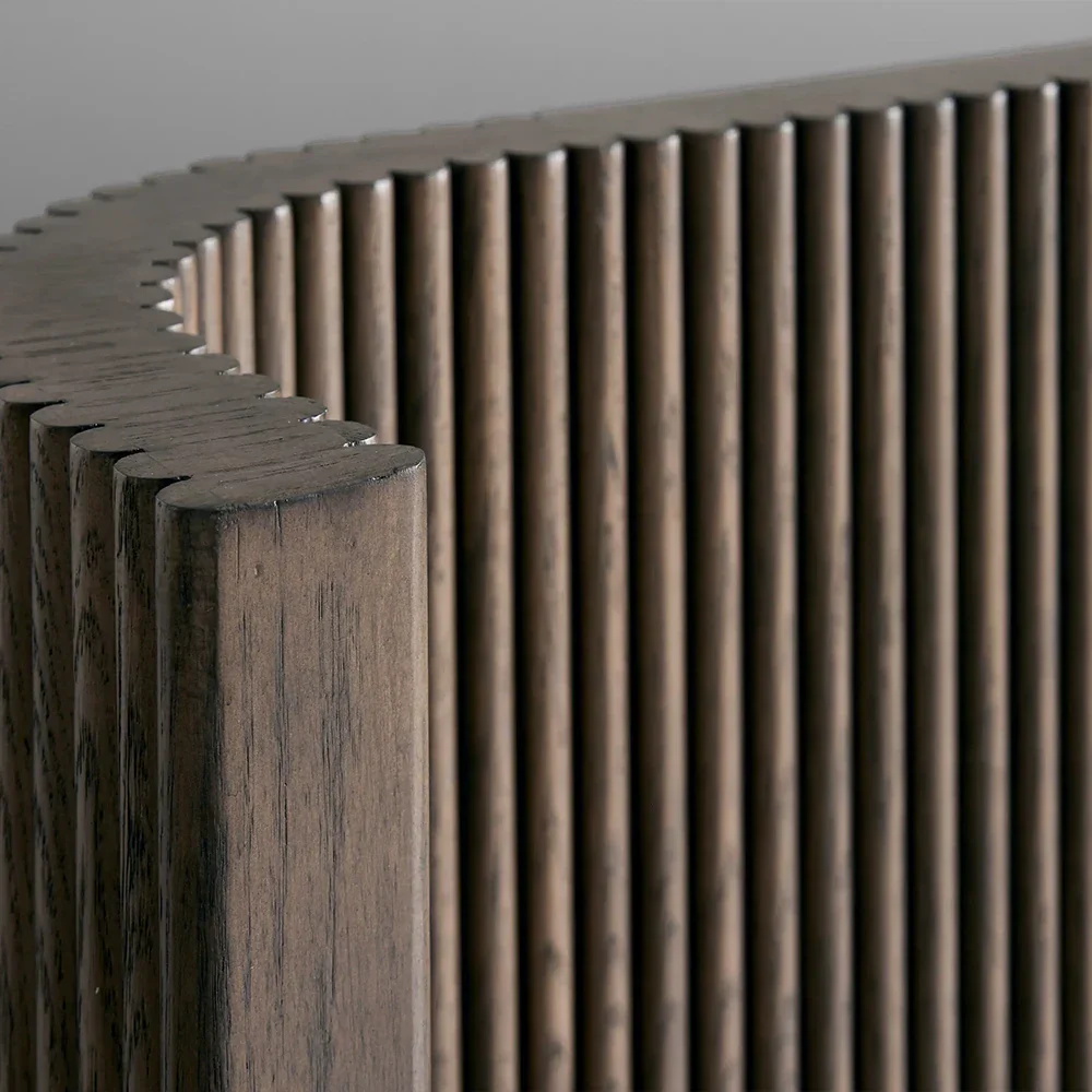 Finnley rillte das Ebenholzbett 