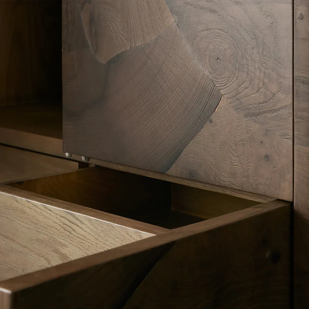 Künstlerischer Fragmentschrank